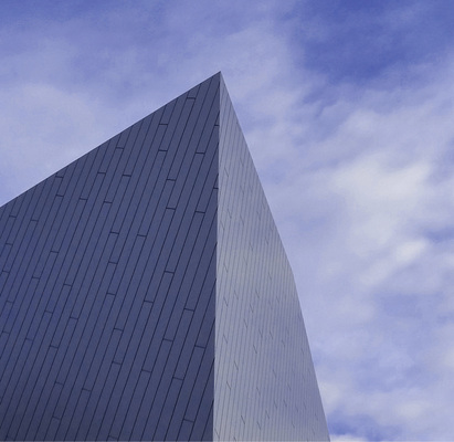 
Die spitzwinklige Geometrie verlangte Präzision beim Kürzen und Abkanten der Fassadenelemente
