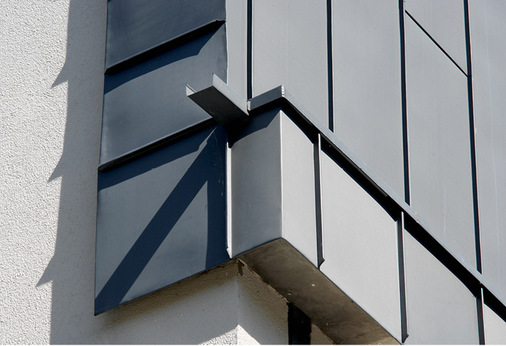 Die Profile der Stirnseite schließen harmonisch mit dem Auffangkasten ab
