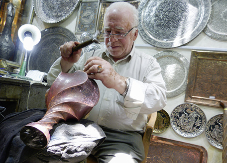 
Profi durch und durch: Diese mit Treibkitt gefüllte Flasche wird mit feinsten Ziselierungen verziert. Das außergewöhnliche Stück besteht aus zwei Einzelteilen – Mantel und Boden
