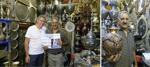 <p>
Weltklasse!Die UNESCO zertifizierte den talentierten Esfahaner Kunsthandwerker und würdigt Arbeitstechniken, die nur er beherrscht. Die scharfkantigen Verzierungen der bauchigen Vase sind allesamt ausgetrieben
</p>