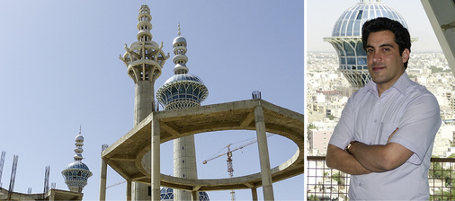 
Stolz präsentiert der Esfahaner Bauleiter Mohsen Radanipour seinen Neubau. Auf den Spitzen der bis zu 100 m hohen Minarette kommt Klempnertechnik zum Einsatz(s.h. Foto S. 36)
