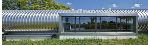 
Großflächige, bodentiefe Fensterelemente bestimmen den geordneten Gesamteindruck und schaffen ruhige Strukturen
