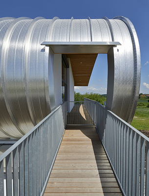 <p>
Die Rib-Roof-Aluminiumbahnen liegen auf einem Dachschichtenpaket aus gebogenen Leimholzbindern, Trapezprofilen, der Dampfsperre und der Wärmedämmung
</p>