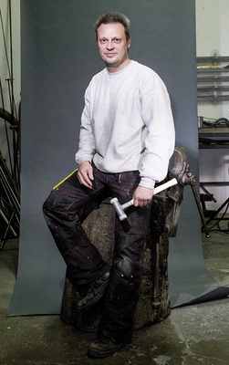 
Detlef Rheinwein ist Spenglermeister und als erfahrener Spezialist für Ornamente bei der Lorenz Sporer Spenglerei und Bedachungen GmbH in München tätig



www.lorenzsporer.de
