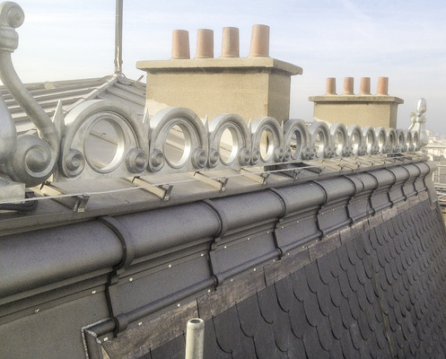 
Sage und schreibe 168 Ochsenaugen reihen sich an der Traufe des kürzlich restaurierten Titanzinkdaches der Pariser Polizeipräfektur aneinander
