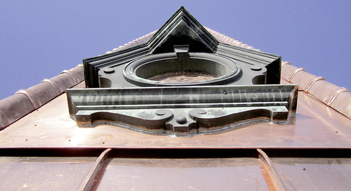 
Gerettet: Die historische Giebelbekleidung wurde sorgsam saniert und erneut eingebaut
