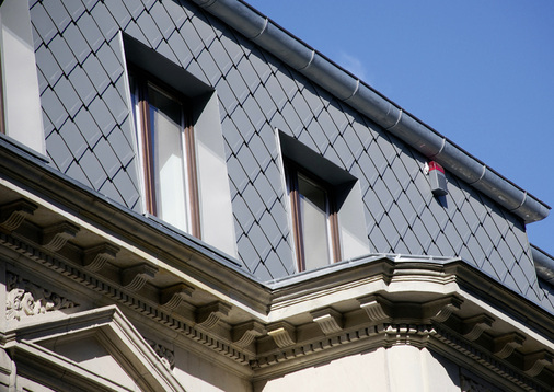 
Klassische Form trifft junges Produkt: die Dachraute von Prefa



