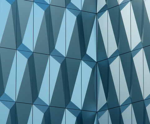 
Die Kassetten sind unzerteilt von Kante zu Kante verlegt, auch über Eck
