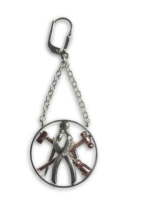 
Mitra Hadjebi fertigt wunderschönen Zunftschmuck
