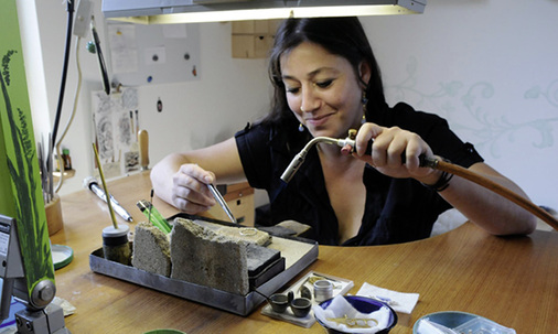 
Edelmetallverarbeitung durch Goldschmiedin Mitra Hadjebi 
