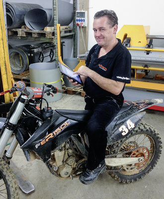 
Michael Kirchen bezeichnet sich und sein Team als ein bisschen verrückt – da kommt auch schon einmal das firmeneigene Motorrad zum Einsatz, wenn es schnell gehen muss
