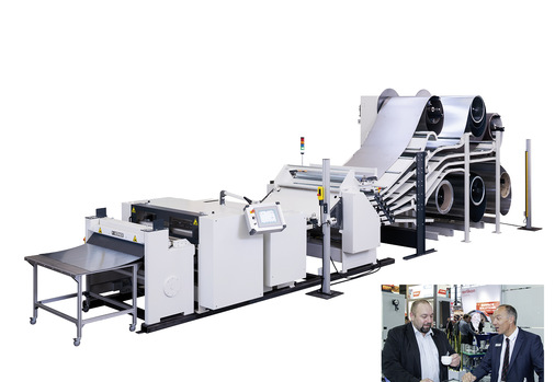 Renato Romagna (r.) fachsimpelt mit Juha Koivisto vom finnischen Fachbetrieb OY Tarvio Ltd in Helsinki über maßgenaue und flexible Zuschnitte vom Breitband mit Forstner-Mehrfach-Abcoilanlagen
