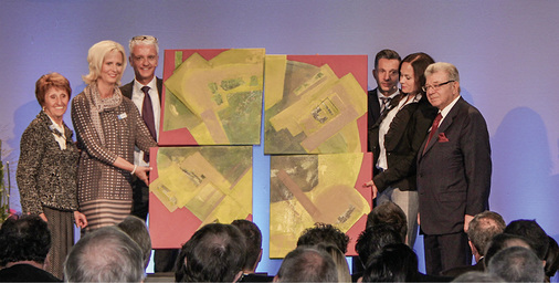 
Die beiden Geschäftsführer Willy Stahl (3.v.l.) und Rainer Stahl (4.v.l) präsentieren mit ihrenEltern und Ehefrauen eine künstlerische Darstellung des RAS-Logos
