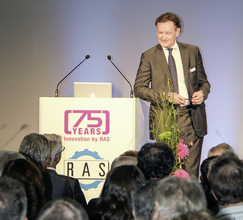 
Für Gastredner Prof. Holm-Hadulla gehören gute Umgebungsbedingungen und ein entsprechendes Miteinander im Unternehmen zu den wichtigsten Erfolgsbausteinen
