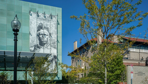 
Die Fassadenfläche aus vorpatinierten Kupferelementenist als Hintergrund für Fassadenkunst perfekt geeignet
