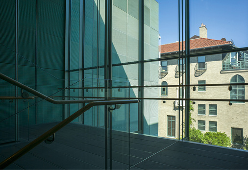 
Die vorpatinierte Kupferfassade wird im Gebäudeinneren konsequent fortgeführt
