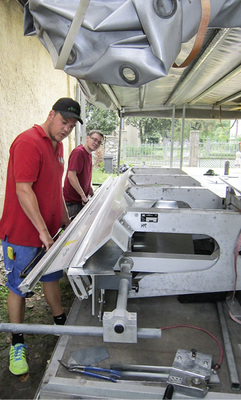 
Das Vorrichten der konischen Scharen erfolgt in der mobilen Spenglerei von Knoll
