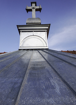 
Die Klempner-Sonne und ein seitlich am Türmchen eingefalzter Zink-Kelch
