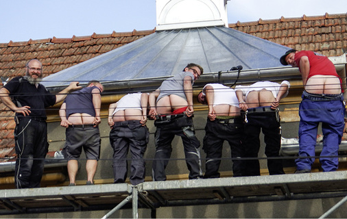 
Hosen runter, lautet das Kommando, denn die Meisterschüler haben sich in der Tat den Allerwertesten aufgerissen
