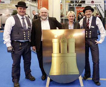 
Klempnermeister in Hamburger Streifen trifft man z. B. auf der Get Nord und zwar auf dem Marktplatz der Klempnerei
