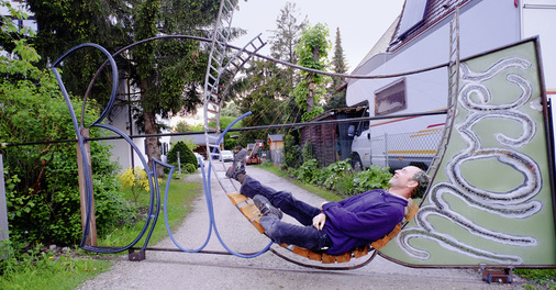 
Für eine Gaudi immer zu haben: Peter Bruckmoser nimmt im Tor zu seinem Betriebsgelände Platz. Ob er dabei von der Zeit als Wandergeselle träumt, ist nicht bekannt
