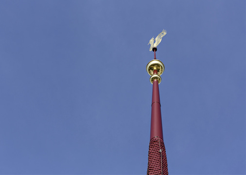



In der Sonne strahlen der Hahn und die Knäufe frisch vergoldet um die Wette
