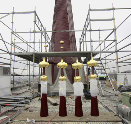 <p>
Die restaurierten Giebelspitzen mit ihren vergoldeten Knaufen stehen für die Montage bereit
</p>

<p>
</p> - © Foto: www.zuegerpix.ch

