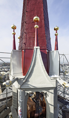 
Glockenstube, Giebelfeld und Schindelhelm im neuen Glanz



