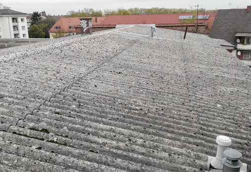 <p>
Dach vorher: Faserzementwellplatten auf einer Holzbalkenkonstruktion
</p>