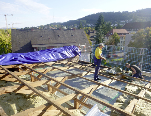 
Die Holzbalkenkonstruktion war noch intakt und konnte wiederverwendet werden. Der restliche Dachraum (Traufen und First) dient der Be- und Entlüftung
