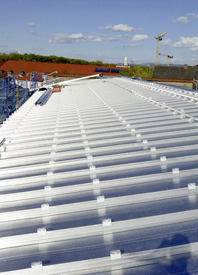 <p>
Die durchdringungsfreie Befestigung der PV-Module gewährleisteten die Handwerker mit entsprechenden Aluminiumschienen auf Rib-Roof-Solarhaltern
</p>