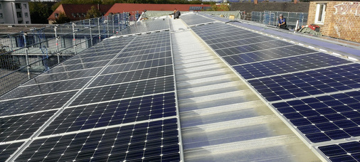 
Dach nachher: Durch die Gewichtsersparnis des neuen Daches war es sogar möglich, die Auflast, die die Installation der Photovoltaikanlage mit sich bringt, ohne statischen Mehraufwand und ohne zusätzliche Ertüchtigung des Tragwerks in die Dachfläche zu integrieren
