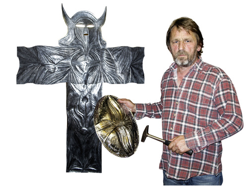 <p>
Mit gehämmertem Tablett und seinem Hammer in den Händen präsentiert Olaf Grelck sein bislang größtes Kunstobjekt
</p>