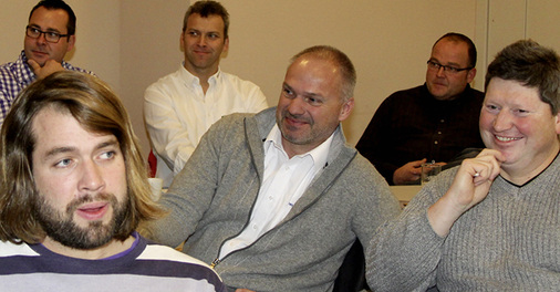 
Andreas Fella, Matthias Kaemmer und René Engelhardt (vorne) verfolgen die Diskussion ebenso aufmerksam wie Mirko Siegler, Norbert Heinzlmeier und Matthias Schmidt
