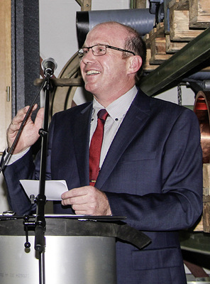 Vor zahlreichen geladenen Gästen stellt Martin Schaaf den neuen Firmennamen vor
