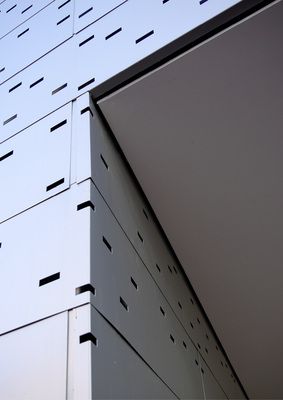 
Die Aluprofile sind inklusive Perforation um die Ecken gekantet und verlegt
