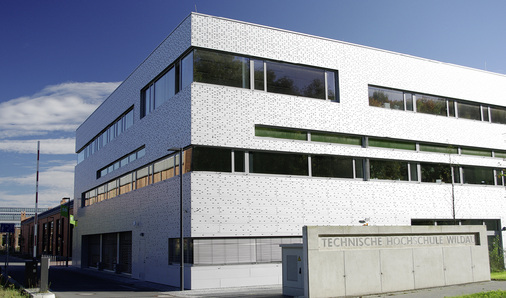 <p>
Spektakulär perforierte Aluminiumfassade am 2013 eröffneten Fachgebäude auf dem Campus der Technischen Hochschule Wildau
</p>