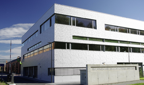 
Spektakulär perforierte Aluminiumfassade am 2013 eröffneten Fachgebäude auf dem Campus der Technischen Hochschule Wildau
