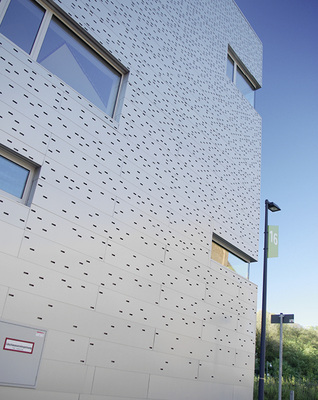 
Die Zahl der Löcher in den Paneelen steigt mit zunehmender Gebäudehöhe
