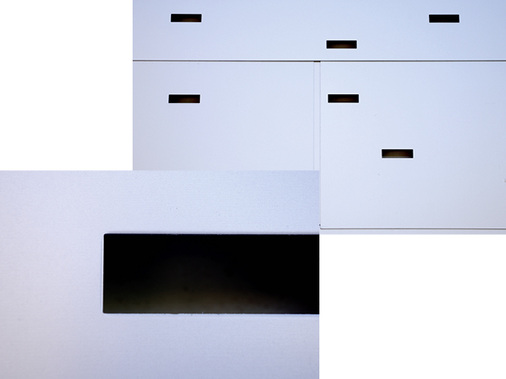 
Den Niederschlag, der durch die Löcher eindringt, entwässert eine Ablaufebene wenige Zentimeter hinter der Fassade
