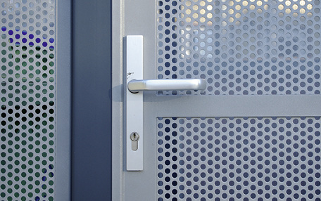 <p>
Gelochte Metallelemente sind eine leichtere, offene Alternative zu geschlossenen Wänden
</p>