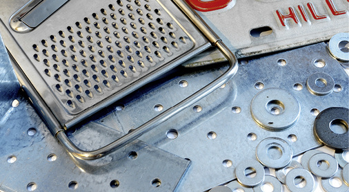 
Ohne Löcher wären zahllose Artikel des täglichen Bedarfs, vom Kennzeichen bis zum Gemüsehobel, unbrauchbar
