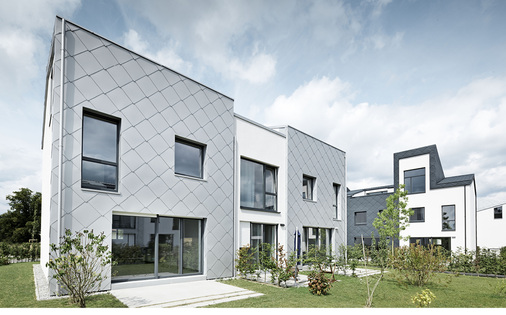 
Großrauten aus Aluminium bestimmen das Bild der Fassaden
