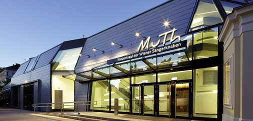 
Bei Einbruch der Dunkelheit erscheinen die Fassaden in stimmungsvollem Licht
