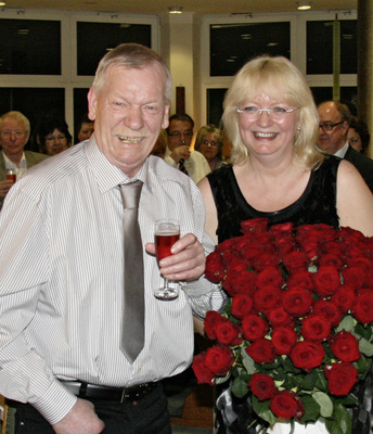 <p>So ausgelassen feierte Manfred Haselbach mit seiner Frau Annette und zahlreichen Gästen seinen 70. Geburtstag im März 2012</p> - © Haselbach
