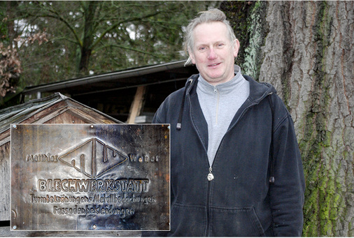
Klempnermeister Matthias Weber auf dem Hof seines Betriebs. Das Firmenschild erzeugt hohen Wiedererkennungswert und Kupfertafeln wie diese verbleiben als Visitenkarte auf den Dächern restaurierter Bauwerke, z. B. am Nauener Tor in Potsdam
