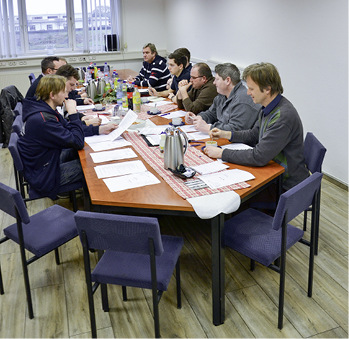 <p>Blick in den Konferenzraum: Im Vordergrund sitzen Stephan Thiele (l.) und Alois Baumann (r.)</p> - © BAUMETALL