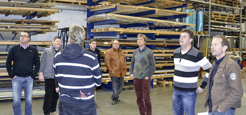 Michael Messerschmidt (2. v. r) zeigt seinen Gästen das Materiallager . . .
