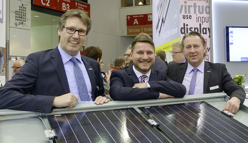 <p>Frank Neumann, Steven Paton und Thomas Fellenberg präsentieren Rheinzink-PV</p> - © Buck