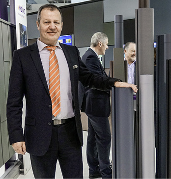 Auf der Bau 2015 informiert Uwe Nagel über die neue VM-Zinc-Oberfläche Azengar
